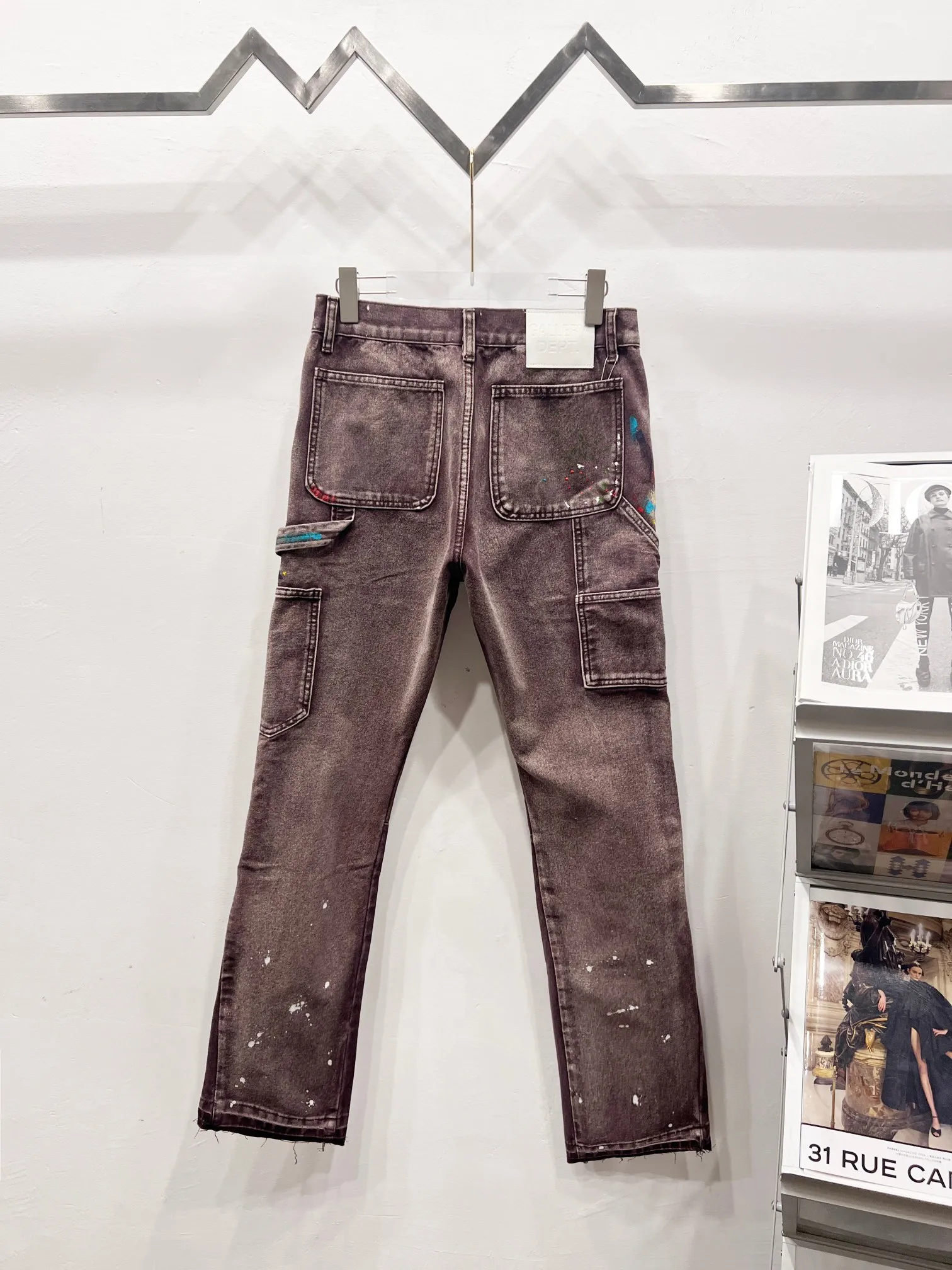 P250 Style number: (c079) Gallery Dept #LA FLARE CARPENTER PANTS Roddy Ricch's same style ink wash flared overalls brown. Styles with different wash textures are very friendly to people with thin legs and thick legs. The straight version is very flattering to the leg shape. The moderate length is timeless and easy to match. It is the basis of various styles and a must-have in the wardrobe! The fabric is stiff but also makes the upper body soft without losing texture. The washing process is even more perfect. It is a must-have item for everyone! ! ! Washed wheat, hang tag, pants label, three labels complete Size: 28-30-32-34-36 Color: Brown